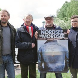 Wiederaufführung von »Nordsee ist Mordsee« (v.l.): FFHSH-Chef Helge Albers, Hark Bohm, der Organisator der Drehorttour, Torsten Stegmann, und Manja Malz Poster