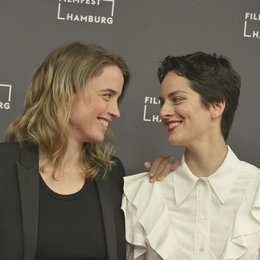 Filmfest Hamburg 2019 - Premiere von »Porträt einer jungen Frau in Flammen«: Die Schauspielerinnen Adèle Haenel (links) und Noémie Merlant (rechts) auf dem roten Teppich Poster
