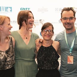 Fritz Gerlich Preis Filmfest München 2019 - Das Team von »Sterne über uns« freut sich über Poster