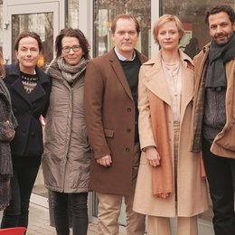 Dreharbeiten zum ZDF-Drama »Totgeschwiegen«. Franziska Schlötterer (3.v.l.). (v.l.): Laura Tonke, Claudia Michelsen, Godehard Giese, Katharina Marie Schubert und Mehdi Nebbou. Poster