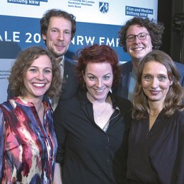 Zu weit weg - aber Freunde für immer! / Film und Medienstiftung NRW Berlinale 2019 - Das Team von »Zu weit weg« (Weydemann Bros.) mit Christina Bentlage Poster