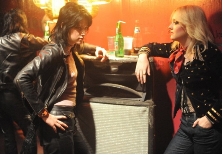 Kristen Stewart und Dakota Fanning als Rockröhren in "he Runaways (2010) © Capelight