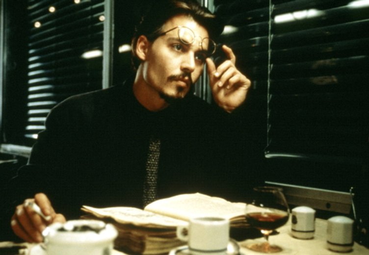 Johnny Depp zeigt sich im Thriller "Die neun Pforten" von seiner düsteren Seite. © Fox