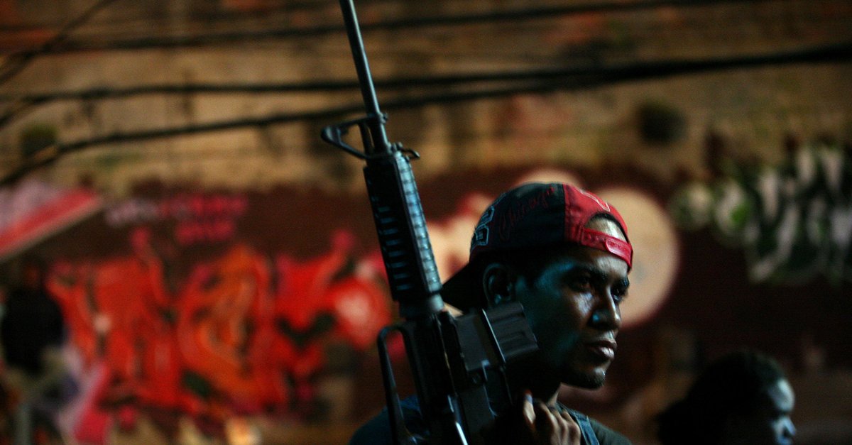 Tropa de Elite Film (2007) · Trailer · Kritik · KINO.de Tropa de Elite Film (2007) · Trailer · Kritik · KINO.de