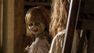 „Annabelle 2“: Unheimliches Filmbild zeigt die Horror-Puppe lauernd in der Dunkelheit
