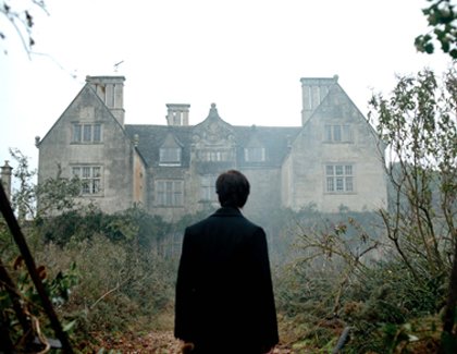 Urlaub im „Shining“-Hotel: Diese 9 Horrorfilm-Schauplätze könnt ihr heute noch besuchen 401 Woman in Black Photo Nick Wall.jpgED