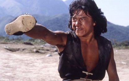 10 schwere Stunt-Verletzungen, die Jackie Chan überlebt hat