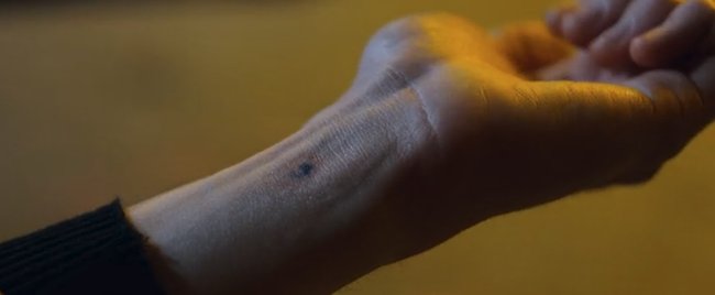 Die Tattoos in „Tote Mädchen lügen nicht“: Warum gibt es so viele Fake-Tattoos?