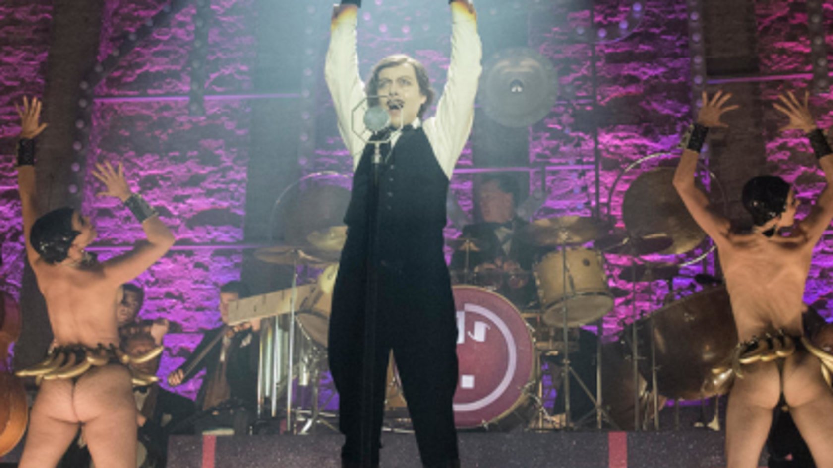 „Babylon Berlin“-Musik: Soundtrack im Stream & Infos zur Sängerin Nikoros