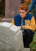„Riverdale“ Folge 7: Das steht auf dem Denkmal über Fred Andrews (Luke Perry)
