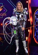 „The Masked Singer“ Roboter enthüllt: Es ist Moderatorin Caroline Beil