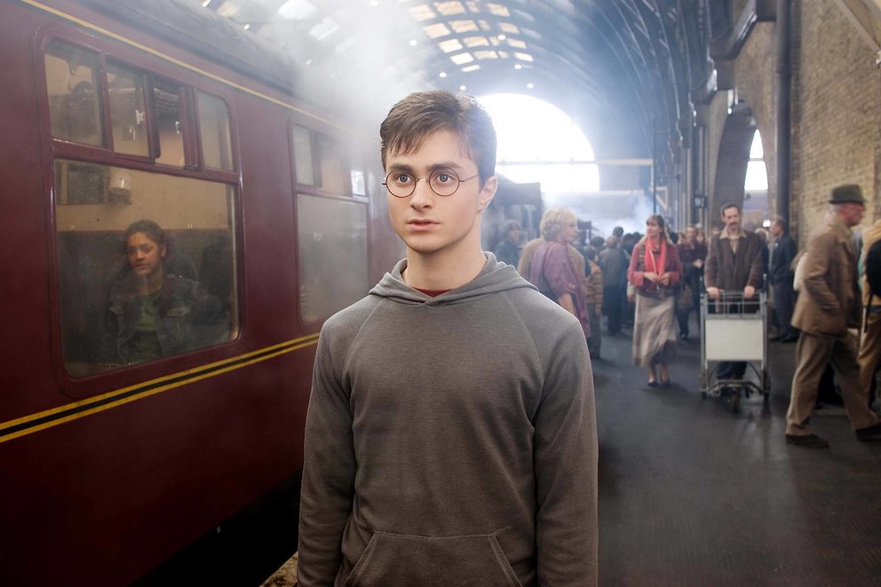 Daniel Radcliffe als Harry Potter neben dem Hogwarts Express.