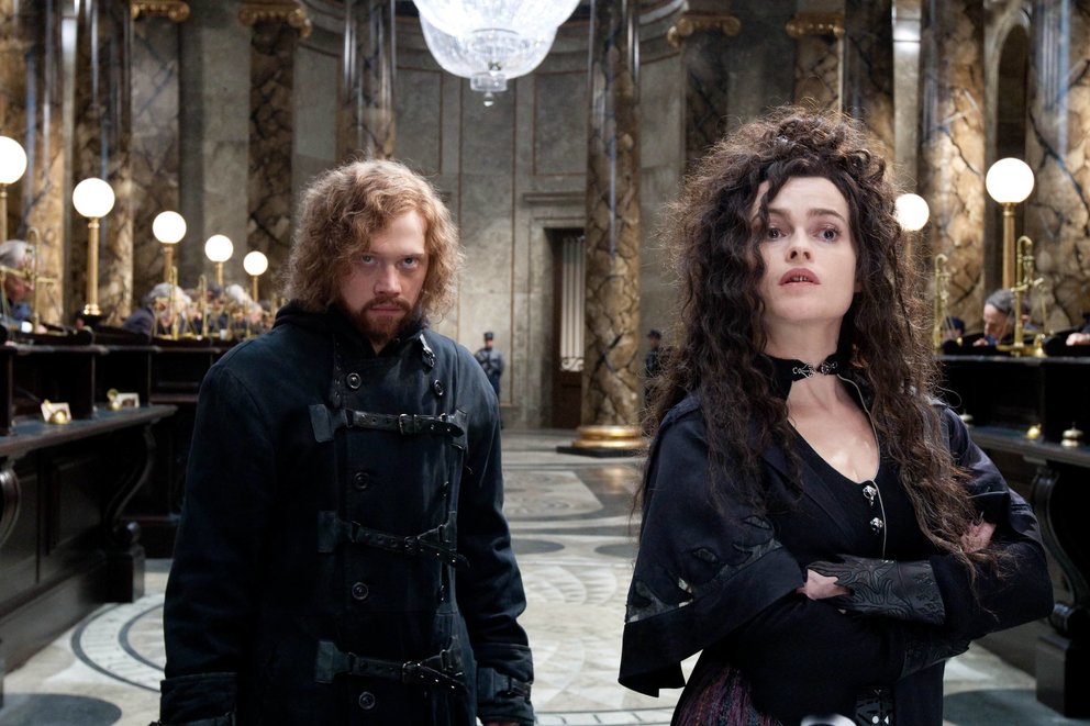 Hermine und Ron verkleidet als Bellatrix und einen Handlanger. 