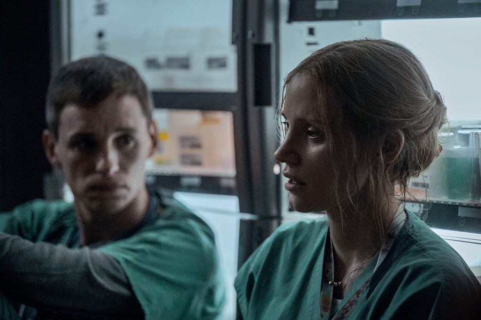 Eddie Redmayne als Charlie Cullen und Jessica Chastain als Amy Loughren in "The Good Nurse"