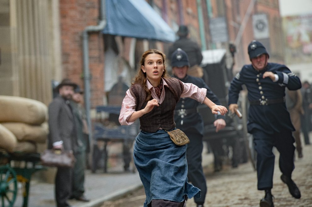 Enola Holmes eilt durch die Straßen von London