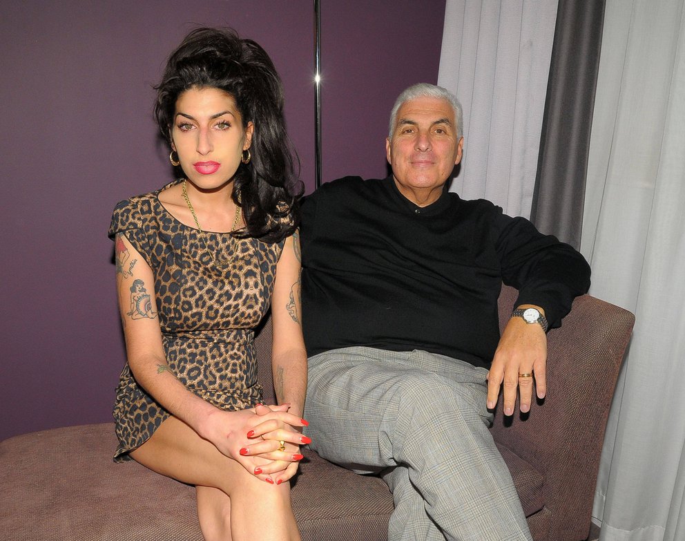 Amy Winehouse sitzt mit ihrem Vater Mitch auf einer Couch