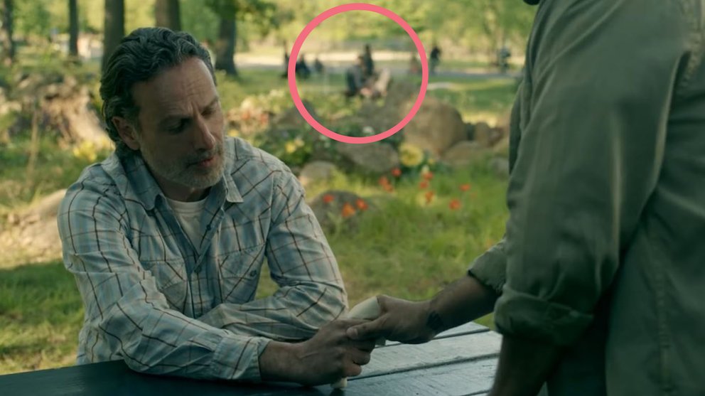 Rick Grimes erhält geheime Informationen von Esteban, während Daryl im Hintergrund auf einer Parkbank liegt