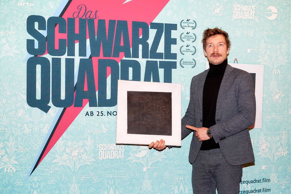 Jacob Matschenz bei der Premiere von "Das schwarze Quadrat" in Berlin.
