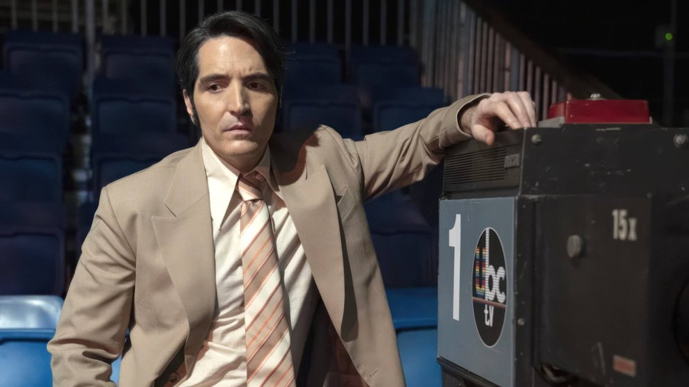 Auf dem Bild: Der Moderator aus dem Film „Late Night with the Devil“ 