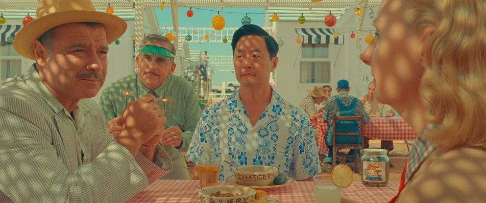 Auf dem Bild: Eine Szene aus Asteroid City mit Liev Schreiber, Steve Carell, Steve Park und Hope Davis