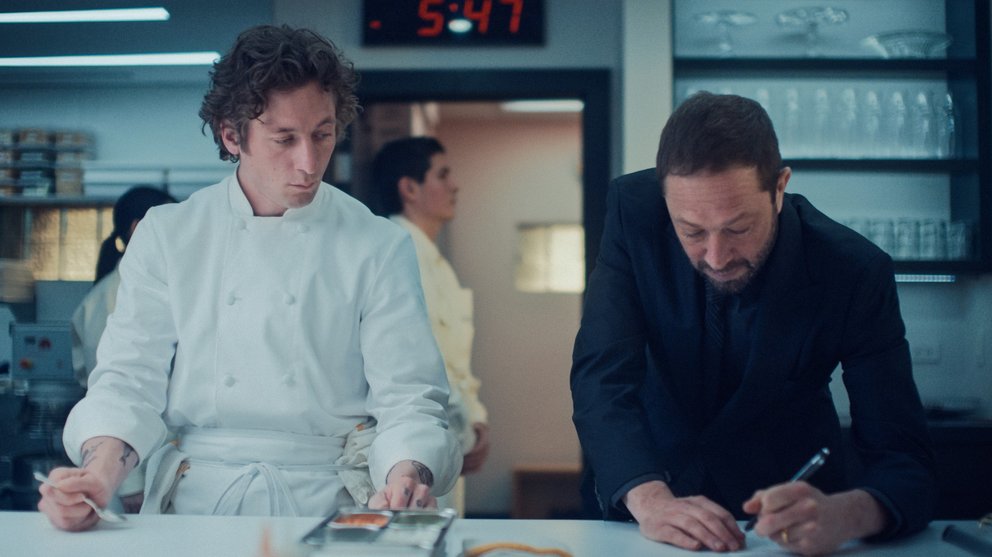 Carmy bereitet neben Richie die Mirepoix vor 