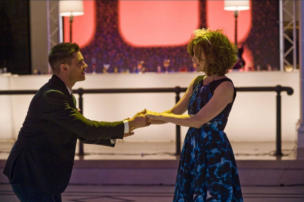 Zac Efron als Paul und Michelle Pfeiffer als Ingrid