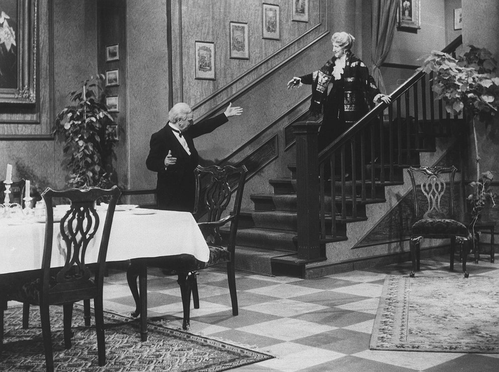 James (Freddie Frinton) begrüßt Miss Sophie (May Warden) 