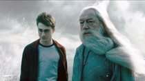 Kam nie in den Fantasy-Büchern vor: Erste Bilder vom Serien-Dumbledore sorgen jetzt für Verwirrung unter "Harry Potter"-Fans