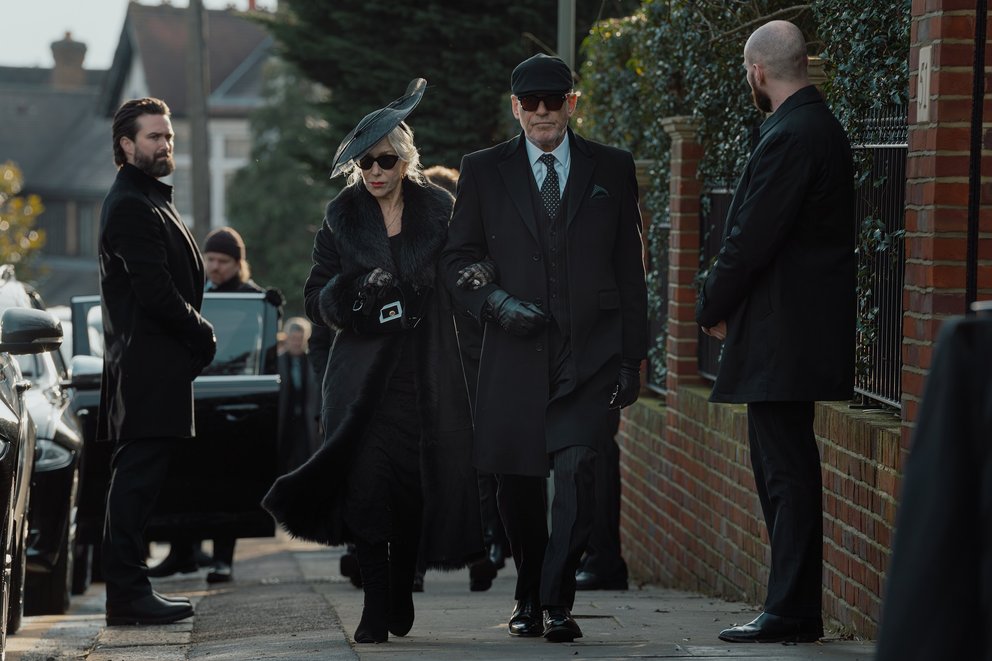 „MobLand: Familie bis aufs Blut“: Helen Mirren als Maeve Harrigan, Pierce Brosnan als Conrad Harrigan 