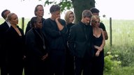 Pures Psychodrama bei „Die Verräter“: Die Promis müssen einen Mitstreiter wortwörtlich zu Grabe tragen