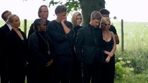 Pures Psychodrama bei „Die Verräter“: Die Promis müssen einen Mitstreiter wortwörtlich zu Grabe tragen