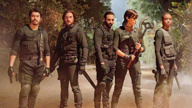 „Uma Thurman schwingt wieder ein Schwert“: Erster Netflix-Trailer zum Action-Sequel, auf das wir zu lange warten mussten