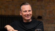 Tränen statt Gefluche: Tim Raue zeigt sich bei „Kitchen Impossible“ plötzlich total emotional