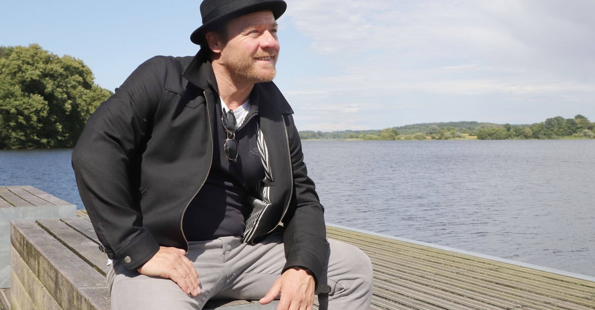Erkannt? Dieser berühmte Schauspieler-Sohn spricht Simon Mobile